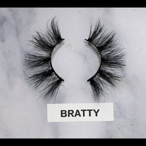 Illegally long 25mm mink lashes